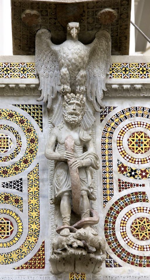 Leggio sul fronte principale dell'ambone scolpito con la figura di un uomo avvolto nelle spire del serpente ed artigliato dall'aquila, con ai piedi una coppia ferina in lotta